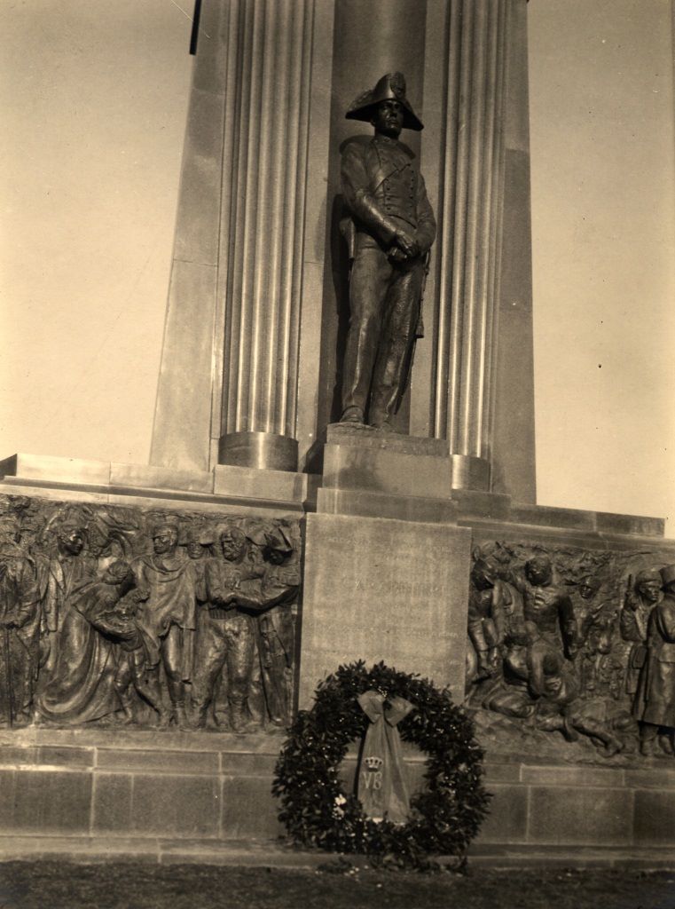 File:Gabinio.Torino-Monumento Al Carabiniere Reale, Giardini Di Palazzo ...