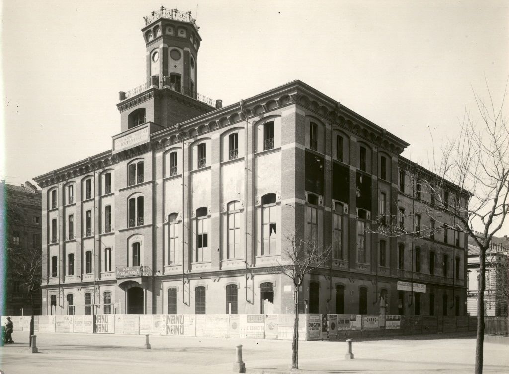 TORINO/ PALAZZO DELLA CAMERA DEL LAVORO POI CASA DEL FASCIO, CORSO GALILEO FERRARIS, PROSPETTO PRINCIPALE, VISTA DI 3/4 ANTERIORE DESTRA